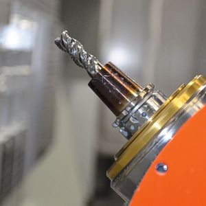 Der VHM-Fräser von Iscar nimmt die hohe Spindelleistung von 80 kW bei 28 500 Umdrehungen pro Minute problemlos auf.(Bild:  Iscar)
