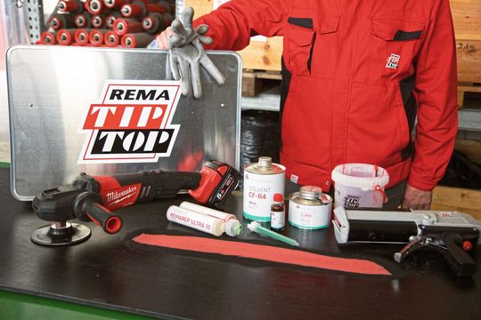 Die Zwei-Komponenten-Reparaturmasse Remarep Ultra 10 soll die Reparaturzeit kleinerer Beschädigungen an Fördergurten oder Elastomerbauteilen reduzieren.(Bild:  ralweb.de)