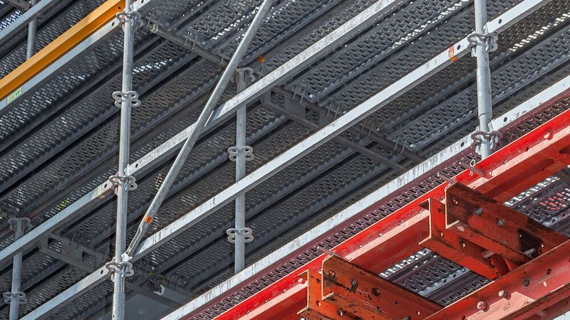 Stecken statt Schrauben – Kupplungen vermeiden. Die Verbindung erfolgt sicher und schnell mittels Passbolzen an Stahlträgern und Kletterschienen.  (Bild: PERI)