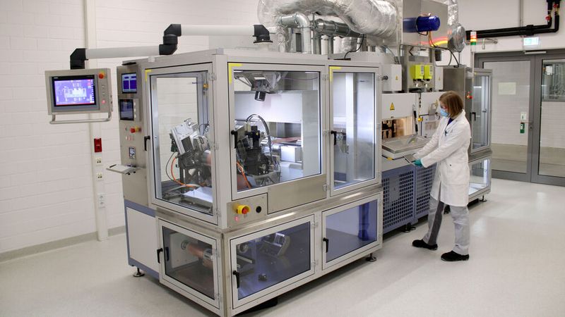 Eine Mitarbeiterin am Beschichter. (Bild:ampnet/Volkswagen AG)