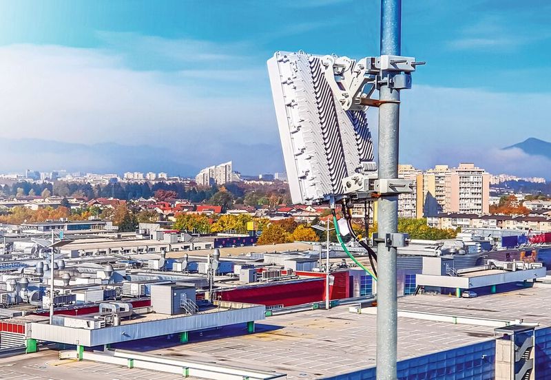 Sieht unscheinbar aus – soll aber die Kommunikation an Chemiestandorten auf eine neue Ebene bringen. Die 5G-Basistationen wurden mit dem BASF-eigenen Kunststoffadditiv Tinuvin 360 ausgestattet, um vor Witterungseinflüssen geschützt zu sein. (Bild: BASF)