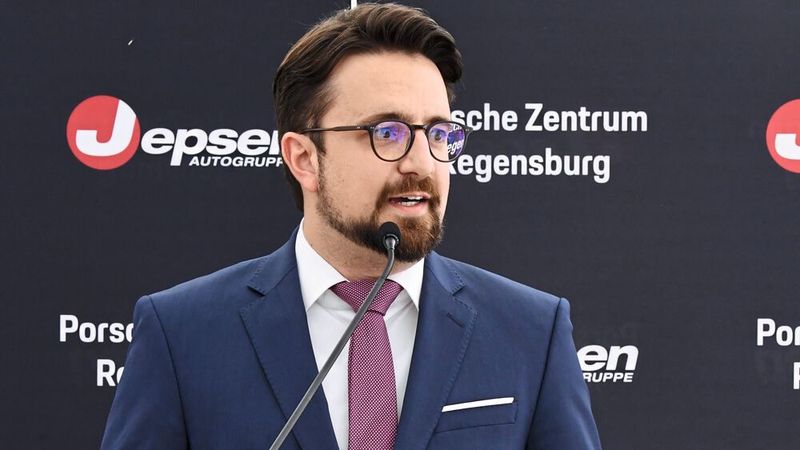 Johannes Marx, geschäftsführender Gesellschafter der Jepsen-Gruppe, gab den Startschuss für die Bauarbeiten. (Bild: Jepsen-Autogruppe)