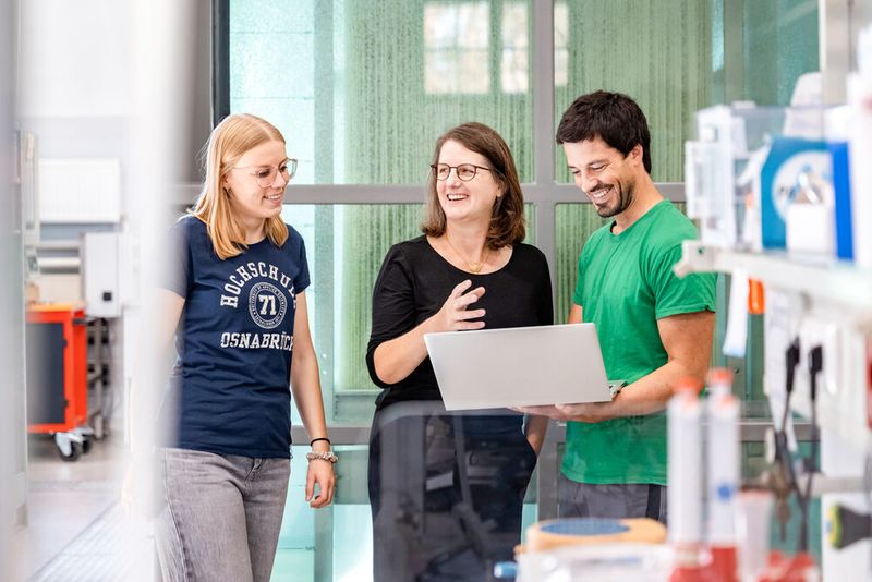 Projektmitarbeiterin Dorothee Albers, Prof. Dr. Sandra Rosenberger und Andreas Fischer von Mann+Hummel Water & Fluid Solutions vor dem Versuchsaufbau (Bild: Hochschule Osnabrück)