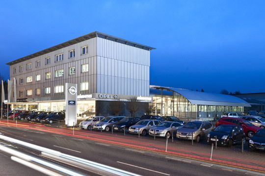 Das Anfang der 70er gebaute Stammhaus (links) hat jetzt einen modernen, attraktiven Anbau. (Archiv: Vogel Business Media)