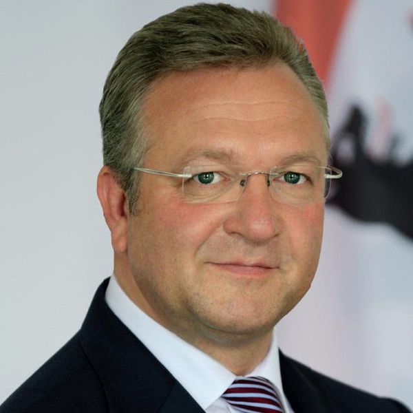 Berlins Innensenator Frank Henkel überreichte die neue BEGS (Foto: Innensenat Berlin)