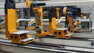 Arbeitsteilung: Mehrere Biegestationen hintereinander vervielfachen die Kapazität bei niedrigen Investitionskosten. Der Hersteller setzt dabei auf Lineartechnik von Rexroth. Bilder: Rexroth (Archiv: Vogel Business Media)