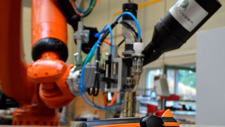 Die Bahnprogrammierung erfolgt mittels Eingabe Fenster und Kontrolle der Soll/Ist- Bewegung durch einmaliges Korrigieren der Bewegungsbahn.  (Eugen Riexinger)