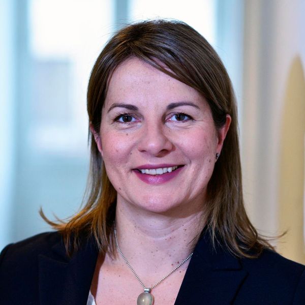 Heike Wilson ist seit 2003 Geschäftsführerin der DUALIS GmbH IT Solution. Das 1990 gegründete Softwarehaus hat sich auf die Entwicklung von Software und Dienstleistungen rund um Simulation, Prozessoptimierung und Auftragsfeinplanung spezialisiert. (Vogel Business Media)