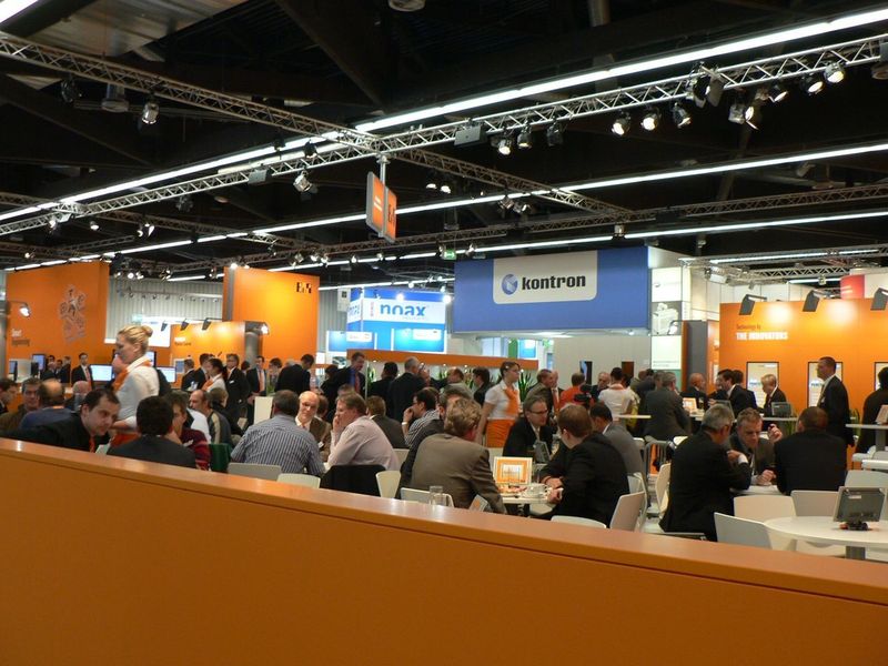 Bei B&R ist standesgemäß viel los - auch am Abend bei der Standparty (Archiv: Vogel Business Media)