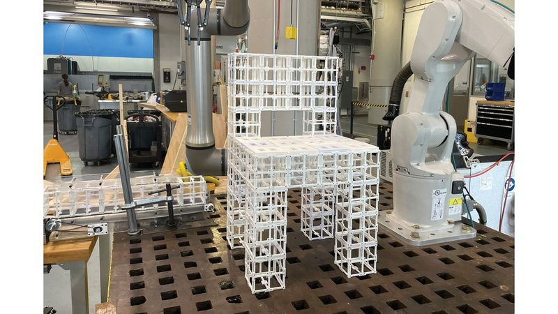 Auf die Eingabe „Bau mir einen Stuhl“ und die Rückmeldung „Ich möchte Verkleidungen am Sitz“ hin baut der Roboter einen Stuhl zusammen und platziert die Verkleidungskomponenten gemäß der Eingabe des Benutzers.(Bild:  Mit freundlicher Genehmigung der Forschenden)