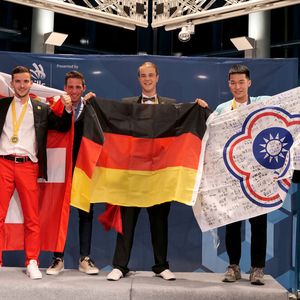 Bei den World Skills 2022 gewannen in der Disziplin Kfz-Mechatronik in Dresden gleich vier Teilnehmer eine Goldmedaille: (v. l.) Florent Lacilla (Schweiz), Hannes Egger (Südtirol/Italien), Stefan Mißbach (Deutschland) und Hsu-Kun Chan (Taiwan). Sie wurde ihnen von Andrea Dombois, Vize-Präsidentin des Sächsischen Landtags, überreicht.(Bild:  Schmidt/autoFACHMANN)