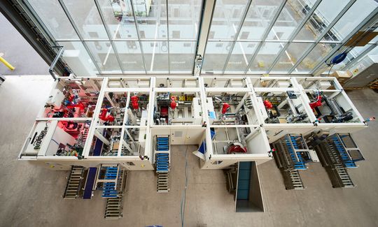 Für die Serienproduktion von Riline X hat LKH in Heiligenroth zwei hochautomatisierte Montagelinien aufgebaut.(Bild:  LKH Kunststoffwerk Heiligenroth GmbH & Co. KG)