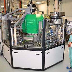 Die modulare Verschließmaschine bietet Platz für bis zu sechs Bearbeitungsstationen. Insgesamt 13 leistungsstarke Linmot-Linearmotoren sorgen für hohen Durchsatz, Flexibilität und minimale Rüstzeiten. (Bild:  Roßmann)