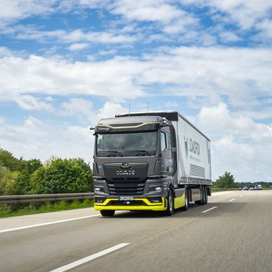 Im Projekt Bayernflotte hat die Straßenerprobung der mit Wasserstoff betriebenen Lkw begonnen.  (Bild: MAN)
