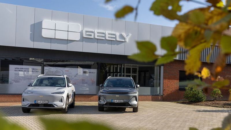 Das Geely-Markenlogo prangt gut sichtbar am Fassadenband. (Bild: www.weigl.biz)
