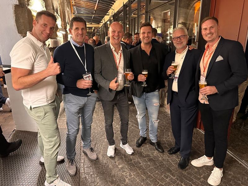 (v. l.) Christoph Kuner (Samsung) lernt Klaus Peterlink (multi-media systeme), Michael Sänger, Sales Director DACH, & Markus Henning, Verkaufsleiter DACH, (Exertis), André Roost (Bischoff AG) und Produktmanager Patrick Wachowicz (Exertis) etwas näher kennen. (Bild: Vogel IT-Medien)