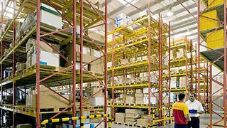 Die Logistikspezialisten von DHL managen weltweit Logistikzentren für ihre Kunden. Auch die irische Textilhandelskette Primark vertraut den gelben Logistikern.  Bild: Deutsche Post DHL (Archiv: Vogel Business Media)