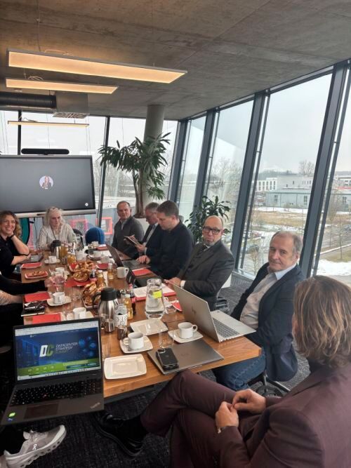 Der Programmbeirat des Data Center Strategy Summits 2026 diskutierte über die aktuellen Herausforderungen für Rechenzentren, von KI-Workloads über Kühlung bis zur Energieversorgung.(Bild:  Vogel IT-Medien)