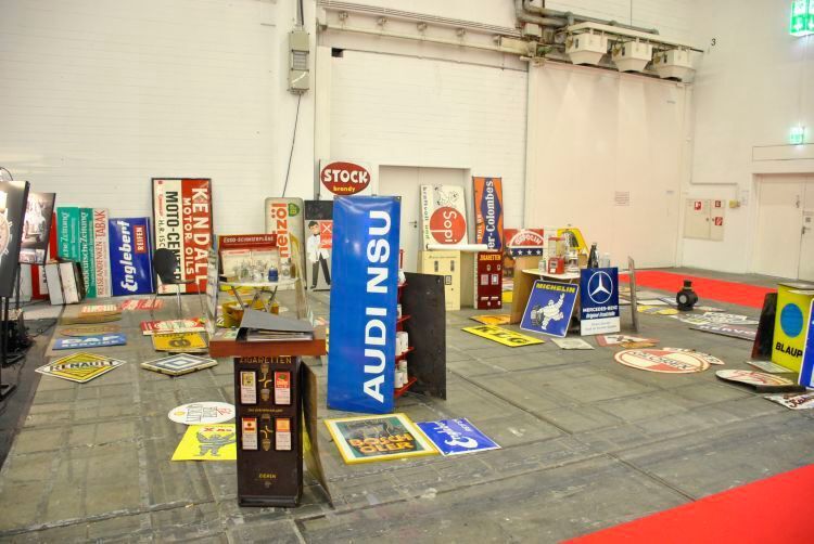 Nett anzusehen ... oder nur Lückenfüller? Alte Emaille-Schilder meist längst verblichener Marken und Unternehmen. (Dominsky/»kfz-betrieb«)