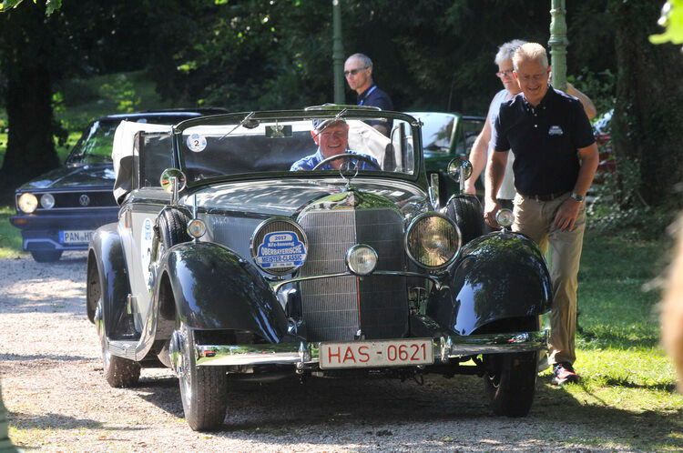 Altes Fahrzeug, junge Herren: Der Mercedes 380 Kompressor gehört zur Gruppe der ältesten Starter im Feld. (Bild: Zietz/»kfz-betrieb«)
