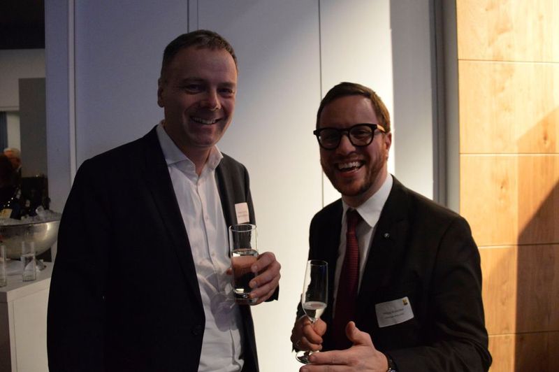 Peter-J. Lorenzen, Digitalchef von Skoda Auto Deutschland (l.) tauschte sich mit Philipp Kroschke (Kroschke-Gruppe) aus. (Achter / »kfz-betrieb«)