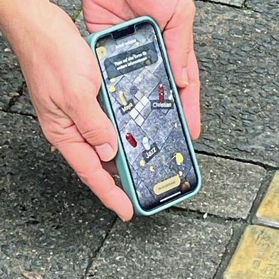 Die Anwendung erhebt minimale Nutzerdaten (etwa bei Gedenkkerzen),­ die nach sieben Tagen gelöscht werden. Stolpersteine Digital läuft ausschließlich über Server in Deutschland. (Bild: © Der Landesbeauftragte für politische Bildung Schleswig-Holstein)