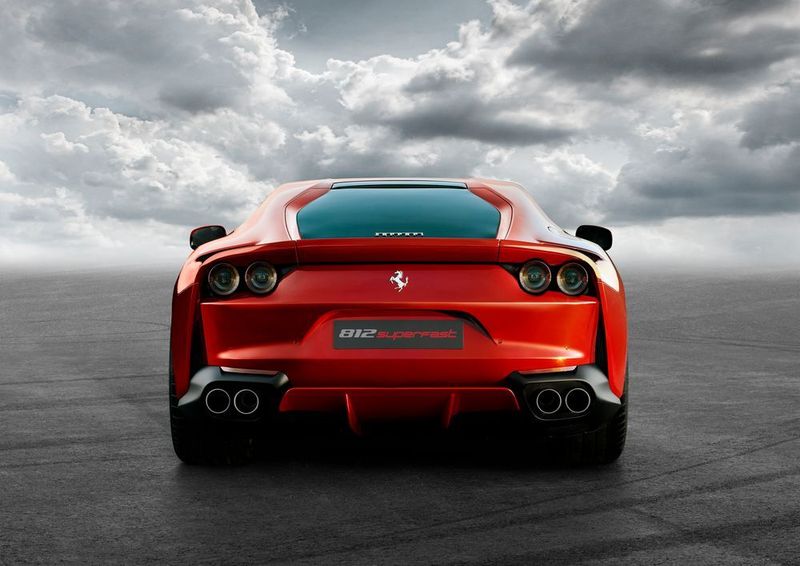 Während der F12 bisher nur zwei runde Heckleuchten bot, sind es beim 812 Superfast derer vier. (Ferrari)