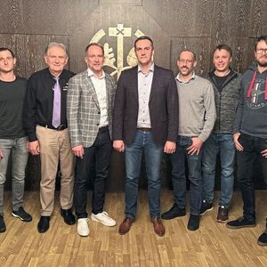 Die Kfz-Innung Tauberbischofsheim (v. l.): Jochen Hieser (stellv. OM), Benedikt Goldschmitt (Schriftführer), Michael Szabo (scheidender OM), Timo Szabo (neuer OM), Mario Michel (neuer OM), Jochen Spiller (Kassenwart), Peter Hasenfuß (GP-Ausschuss), Fabian Flath (Lehrlingswart) und Carsten Beuß (HGF LV). (Bild:  Kfz-Innung Tauberbischofsheim)