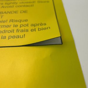 Beispiel Folienbeschriftung auf Umschlagsfolie – neben der Funktion des Beschriftens kann der Laserstrahl auch die Labels in passender Größe ausschneiden.