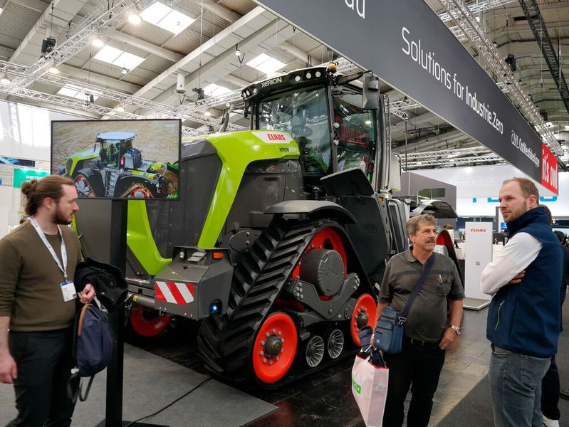Claas brachte den neuen Traktor aus der 12er Serie mit nach Hannover. Mit den digitalen Systemen können Anwender auf das GPS Pilot Lenksystem zugreifen und das Auftragsmanagement online abwickeln. Das dialogbasierte Assistenzsystem Cemos hilft dabei, den Traktor während des Einsatzes ständig zu optimieren. (Bild: Sandro Kipar/VCG)