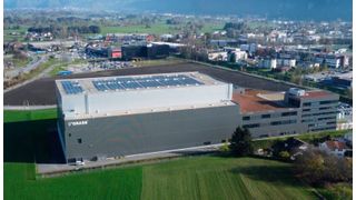 Blick auf das neue, stark automatisierte Logistikzentrum der Grass-Gruppe in Österreich. Kardex Mlog hat es mit einem leistungsfähigen Hochregallager ausgestattet, das dem zur Würth-Gruppe gehörenden Unternehmen jetzt nicht nur Zeit bei der Kommissionierung spart. (Bild: Grass-Gruppe)