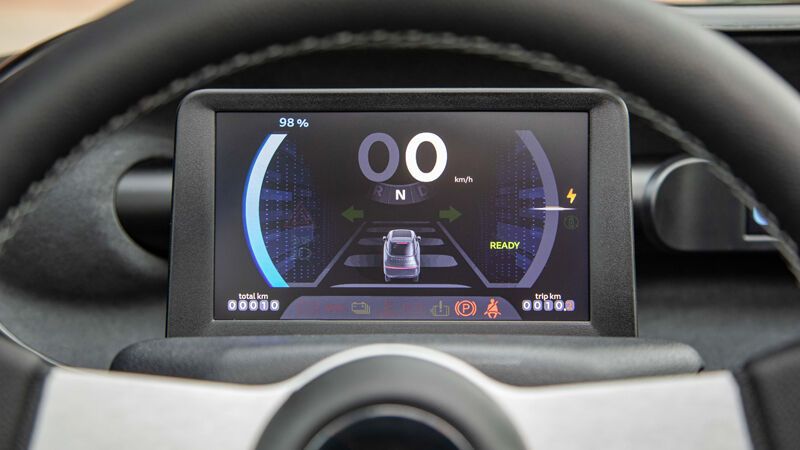 Hinter dem kleinen Lenkrad findet sich ein digitales Instrumentendisplay. (Bild: Microlino)