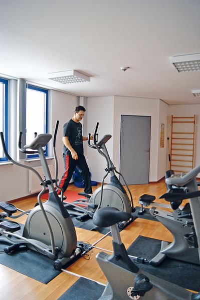 Gerne genutzt – der Fitnessraum der Vogel IT-Medien. Im Bild: Dr. Andreas Bergler stählt seinen Journalistenkörper. (Archiv: Vogel Business Media)