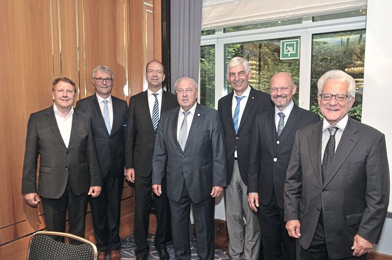 Das ZLW-Führungsteam: (v.li.) Johann Gesthuysen, Ulrich Dilchert, Axel Koblitz, Hans-Werner Norren, Michael Kraft, Holger Schade und Harry Brambach. (Zietz / »kfz-betrieb)