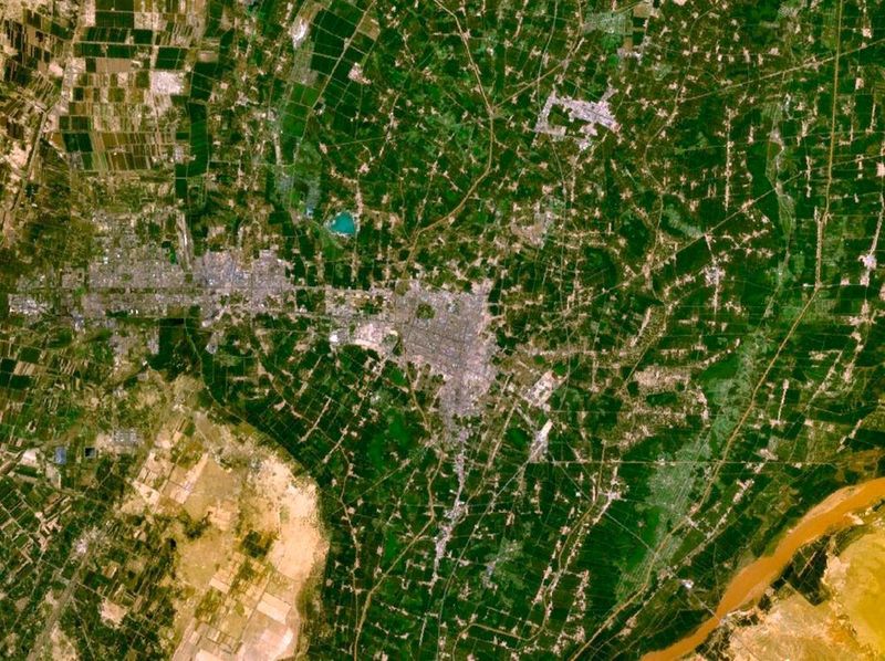 Ganz China investiert zunehmend in smarte Technologien. Insgesamt gibt es knapp 200 Pilotprojekte, dennoch gilt Yinchuan als Smart City Leader. Beispiele für den technologischen Fortschritt in Yinchuan gibt es viele. Die Bezahlung von Fahrkarten erfolgt beispielsweise über Gesichtserkennung. Dabei werden die Gesichter der Bewohner mit Kontodaten hinterlegt. Die lästige Kleingeldsuche am Fahrkartenautomaten ist damit Geschichte. Ein weiteres Beispiel betrifft die Müllentsorgung. Mülleimer sind zugleich solarbetriebene Müllpressen, die ein Signal an die Zentrale senden sobald sie geleert werden müssen. Um den Lebensmitteleinkauf zu vereinfachen, gibt es spezielle Kühlräume in der ganzen Stadt. Per Smartphone können Bewohner ihre gewünschten Lebensmittel bestellen und jederzeit überall in der Stadt abholen. Bürger können QR-Codes mit ihren Smartphones einscannen und erhalten Antworten auf häufig gestellte Fragen, sodass z.B. Warteschlangen in der City Hall (der Stadtverwaltung) vermieden werden können.  (gemeinfrei)