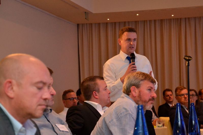 Die Händler, im Foto Thomas Haselbach, hatten einige Fragen an den Importeur. (Mauritz)