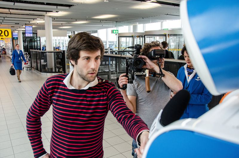 Spencer scannt die Bordpässe von Passagieren, prüft, ob die Gruppe vollständig ist und begleitet sie selbstständig durch den Flughafen. Reisende sollen mit dieser Hilfe immer rechtzeitig am richtigen Gate ankommen und Flughafenmitarbeiter entlastet werden. (Bild: KLM)