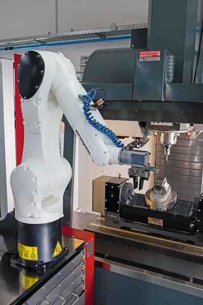 Seit September 2015 ist die MRC Flextray mit flexiblem Schubladensystem bei Dannoritzer Medizintechnik im Einsatz. (Bild: Kuka)