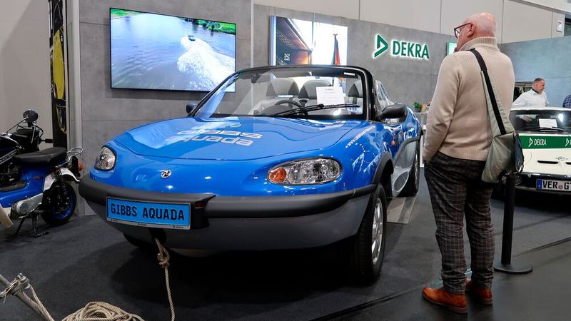 Eine Fahrzeugstudie von Mazda? Nein, ein Gibbs Aquada. Von dem Amphibienfahrzeug sollen Anfang der 2000er-Jahre rund 50 Fahrzeuge produziert worden sein. Antrieb über die Hinterachse oder per Wasserstrahl. Gesehen am Messestand von Dekra (Bild: Diehl – VCG)