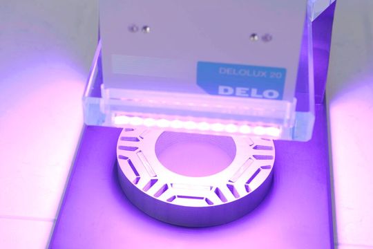 Delo präsentiert den ersten dualhärtenden Strukturklebstoff, der auch bei hohen Temperaturen noch relativ feste Verbindungen garantiert. Er soll vor allem für den Bau von Elektromotoren attraktiv sein. Hier erklärt der Hersteller, was für Vorteile das für Motorenhersteller bringt.(Bild:  Delo)