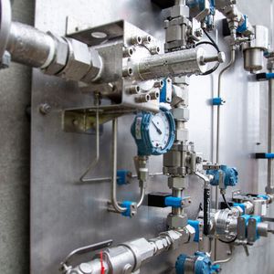 Wenn Sammelsysteme aufgrund hoher Temperaturen und Feuchtigkeit korrodieren, kann es zu einer unbeabsichtigten Verunreinigung im Endprodukt kommen. Dies verlangsamt möglicherweise den Produktionsprozess oder kann bei einem nötigen Austausch der Einrichtungen zu Ausfallzeiten führen.(Bild:  Swagelok)