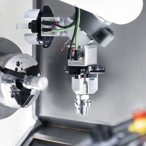 Der robuste mechatronische 3-Finger-Universalgreifer EZU handhabt zylindrische und exzentrisch positionierte Werkstücke. (Bild:  Schunk)