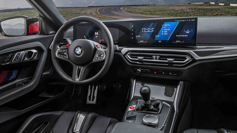 Die Kommandozentrale bietet zwei große Displays. (Bild: BMW)