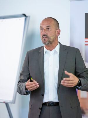 Michael Kollasa, Verkaufsleiter bei Lackwerke Peters: „ Schutzlacke sind in der Elektronikfertigung ein Muss.“(Bild:  Stefan Bausewein)