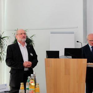 Wolfgang Schmalz (links) und Dr. Kurt Schmalz begrüßen die Journalisten anlässlich der Fachpressetage 2017. Als 3. Geschäftsführer ist seit Juli 2016 ...