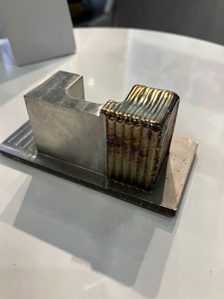 Der Laser kann maßgeschneiderte Bauteile unabhängig von der Schweißrichtung bearbeiten. (Bild: Juliana Pfeiffer/VCG)