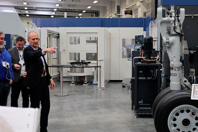 German Wankmiller, Vorsitzender der Geschäftsführung bei Grob, ließ es sich nicht nehmen, selbst Besucher durch  die Hausmesse zu führen. Mit profundem Fachwissen gab er interessante Einblicke in Technologie, Verfahren, aber auch in die Unternehmensgeschichte.  (Bild: Maschinenmarkt/rw)