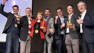 Das Gewinner-Team um Axel Schmidt aus Langenfeld, Anna-Leona Breidbach aus Köln, Holger Mundstock aus Wermelskirchen und Marc Schreiber aus Leverkusen hat den Vorstand Markus Steilemann (Mitte), Klaus Schäfer (3.v.r.) und Patrick Thomas (r.) im Finale der Start-up Challenge mit seinem Projekt überzeugt.  (Covestro)