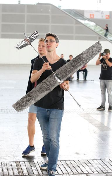 Rund 50 Studenten von fünf deutschen Universitäten verwandelten die Messehallen der Messe Düsseldorf in einen ungewöhnlichen Flughangar. Beim internationalen Wettbewerbs „Stahl fliegt“ brachten sie die unterschiedlichsten Flugobjekte aus Stahl zum Fliegen.  (Messe Düsseldorf)