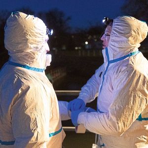 Dr. Svenja Sommer und Dr. Tim Scheufen bereiten sich auf den Markierungsversuch am Wasserkraftwerk Besigheim am Neckar vor. Die weißen Overalls schützen die Wissenschafenden vor Verfärbungen durch den ungiftigen Markierstoff Amidorhodamin G.(Bild:  M. Labadz, BfG)